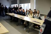 Uczniowie klas mundurowych w Komendzie Miejskiej Policji w Łomży